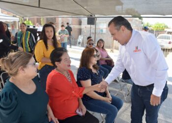 Entrega Toño Astiazarán rehabilitación con concreto hidráulico de calle en la Jacinto López
