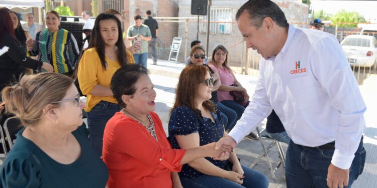 Entrega Toño Astiazarán rehabilitación con concreto hidráulico de calle en la Jacinto López