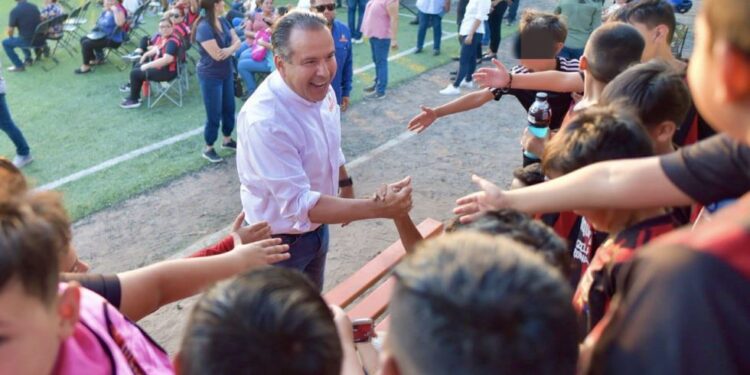 Entrega Toño Astiazarán rehabilitación del Deportivo Eusebio Kino