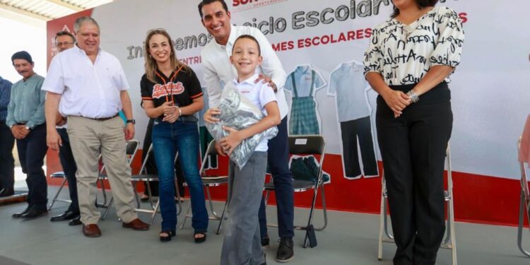Entrega SEC Sonora los primeros paquetes de uniformes escolares gratuitos en Hermosillo