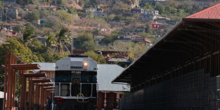 AMLO: Sheinbaum dará continuidad al Corredor Interoceánico; es gran polo de desarrollo, afirma