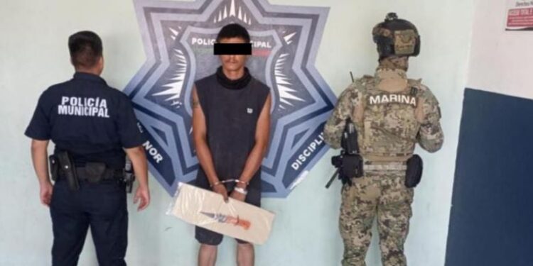Detiene policía municipal a presunto con arma blanca