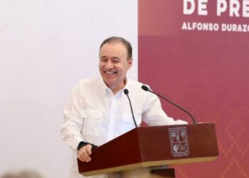Cumple Gobernador Durazo con entrega de uniformes escolares gratuitos en 68 municipios de la entidad
