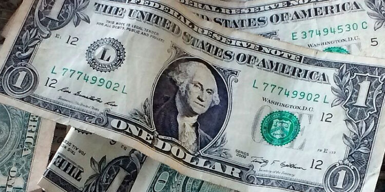 Peso cae tras dato del PIB local