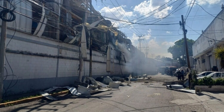 Reportan cuatro lesionados tras explosión en fábrica en Edomex