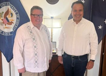 Reconoce Toño Astiazarán a policía municipal por ganar concurso internacional DARE