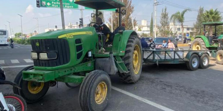 Ejidatarios bloquean tránsito de Ecatepec al AIFA por conflicto territorial
