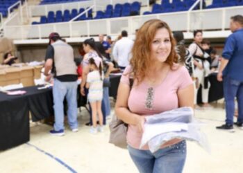 Supervisa SEC entrega de uniformes y zapatos escolares gratuitos
