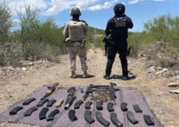 La Policía Estatal y del Ejército Mexicano se llevó a cabo el aseguramiento de dos vehículos y arsenal de armas de fuego, en Benjamín Hill.