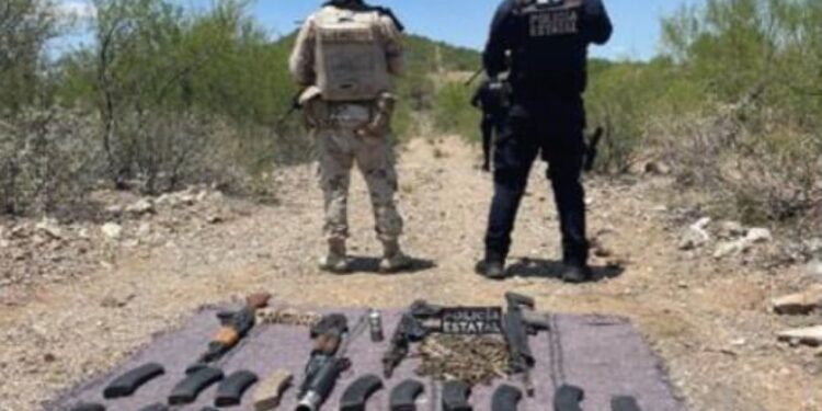 La Policía Estatal y del Ejército Mexicano se llevó a cabo el aseguramiento de dos vehículos y arsenal de armas de fuego, en Benjamín Hill.