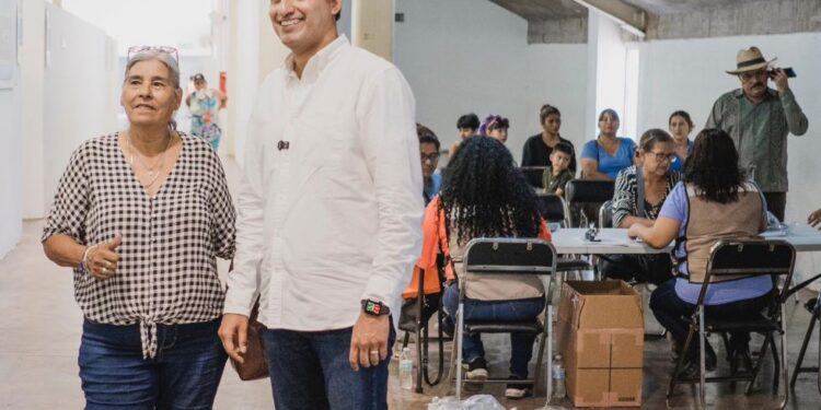 Supervisa SEC entrega de uniformes y zapatos escolares gratuitos
