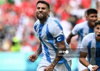 España debuta con triunfo en París; Argentina saca polémico empate en futbol