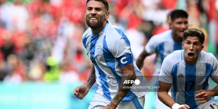 España debuta con triunfo en París; Argentina saca polémico empate en futbol