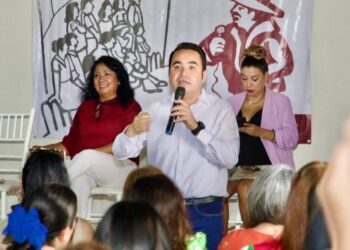 Heriberto Aguilar reafirma compromiso con la cuarta transformación en asamblea en Etchojoa