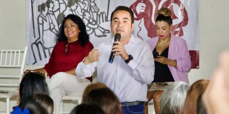 Heriberto Aguilar reafirma compromiso con la cuarta transformación en asamblea en Etchojoa