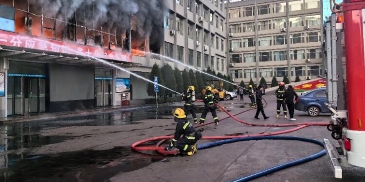 Seis muertos por incendio en centro comercial de Zigong, China