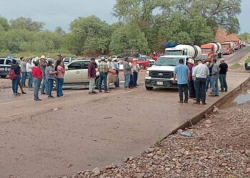 Pobladores bloquean carretera Río Sonora en defensa del agua