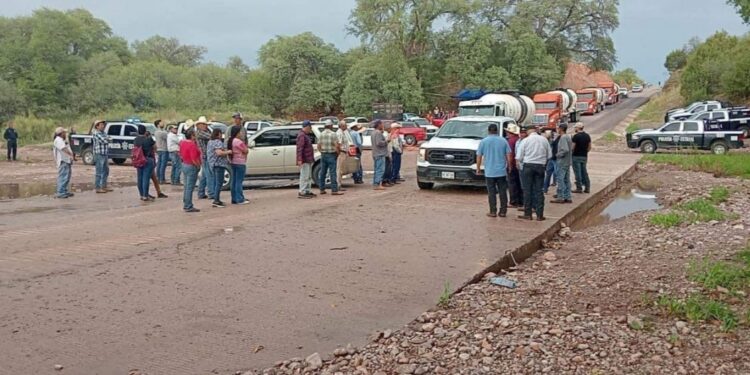 Pobladores bloquean carretera Río Sonora en defensa del agua