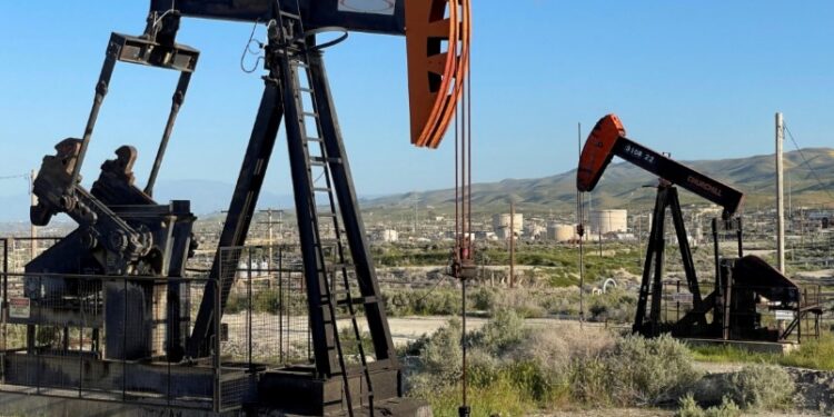 Petróleo abre cerca de su nivel más alto desde abril; encamina su cuarta semana de ganancias