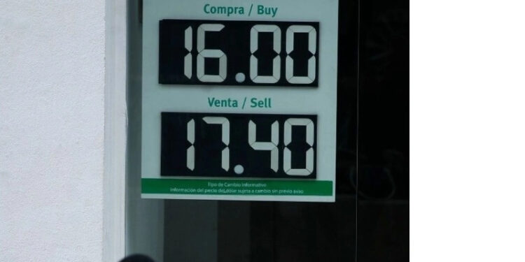 Peso cotiza a 17.73 por dólar tras el buen dato de inflación en EU