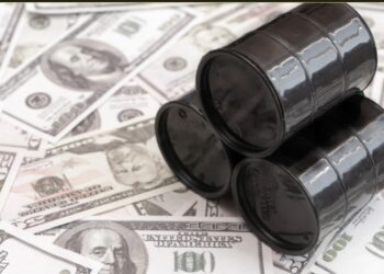 Petróleo toca máximo de dos meses por panorama sobre la demanda y dudas sobre la oferta