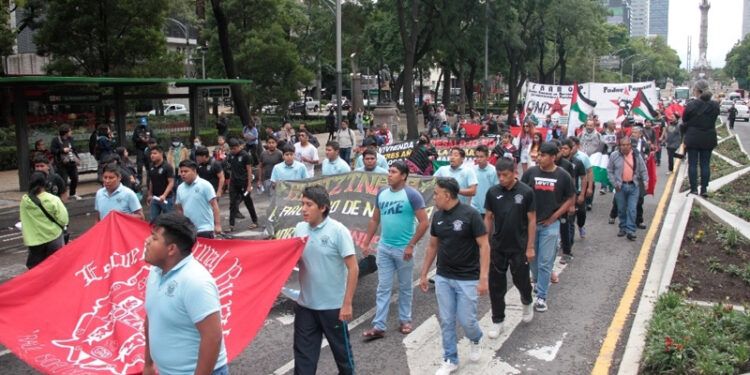 Rechazan padres de los 43 que pretendan debilitar al Ejército