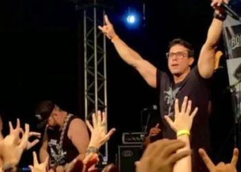 Cantante brasileño Ayres Sasaki muere electrocutado durante concierto