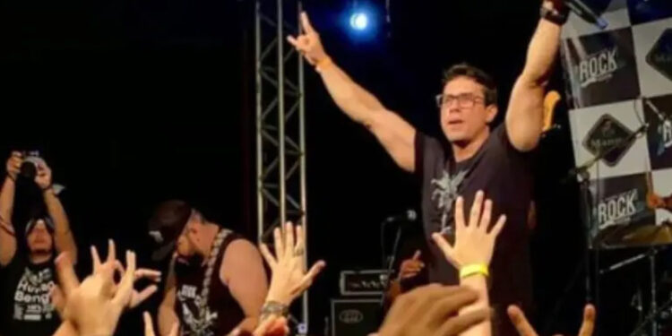 Cantante brasileño Ayres Sasaki muere electrocutado durante concierto