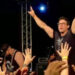 Cantante brasileño Ayres Sasaki muere electrocutado durante concierto
