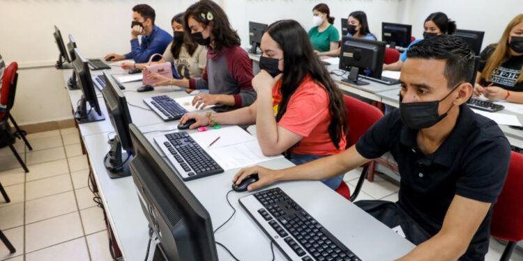 Llama UES a aspirantes registrados a cumplir con las fechas de exámenes de admisión