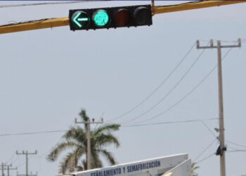 Repara SSPM semáforo de la calzada francisco Villanueva y Boulevard Las Torres