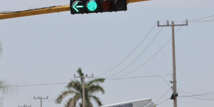 Repara SSPM semáforo de la calzada francisco Villanueva y Boulevard Las Torres