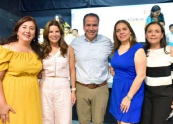 Acompañan Toño Astiazarán y Patty Ruibal a graduados de instancias infantiles DIF