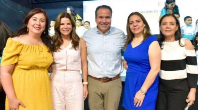 Acompañan Toño Astiazarán y Patty Ruibal a graduados de instancias infantiles DIF