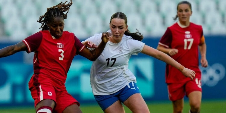 Canadá suspende a su DT de futbol femenino acusada de espionaje