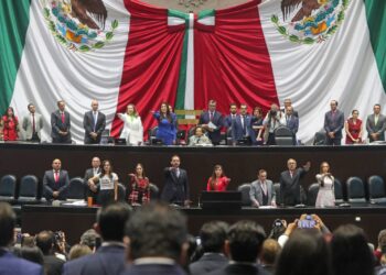 Rinden protesta los diputados federales en San Lázaro