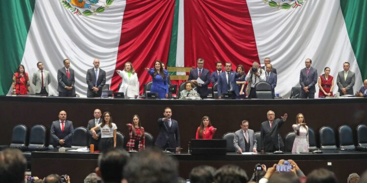 Rinden protesta los diputados federales en San Lázaro