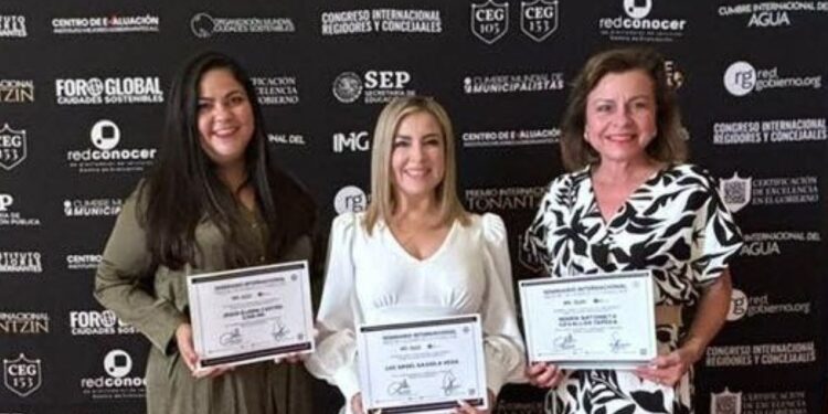 DIF Navojoa encabezado por Luz Argel Gaxiola de Elías recibe el Premio Internacional Tonantzin 2024