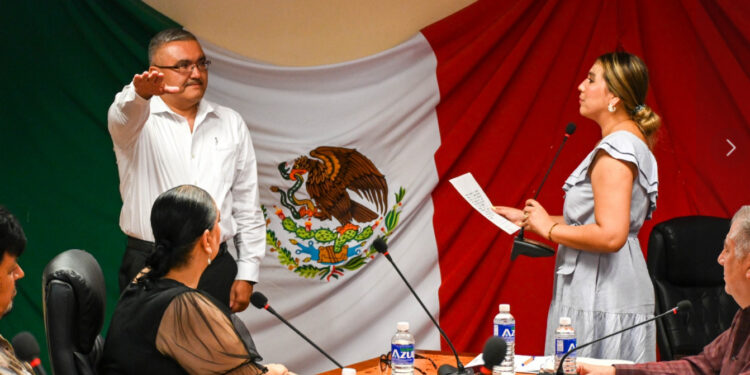 Toma protesta nuevo contralor del municipio de Agua Prieta