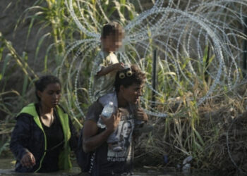 Triplica Texas vallas de alambre de púas contra migrantes