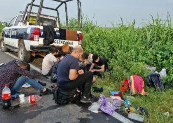 Vuelca camioneta llena de migrantes en carretera Coatzacoalcos – Minatitlán