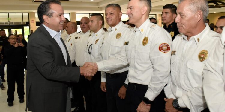 Son Bomberos de Hermosillo un ejemplo, afirma Antonio Astiazarán