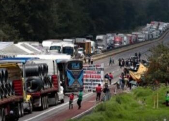 Reabren un carril de la México-Puebla en tercer día de bloqueo