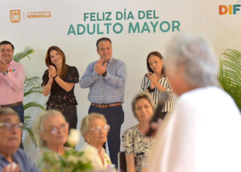 Celebran Patricia Ruibal y Antonio Astiazarán a abuelas y abuelos en su día