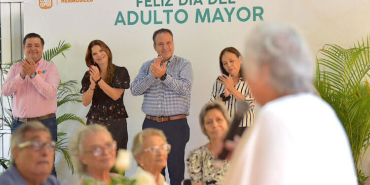 Celebran Patricia Ruibal y Antonio Astiazarán a abuelas y abuelos en su día