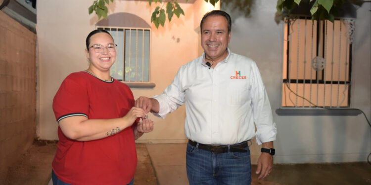 Entrega Toño Astiazarán a familia una vivienda más recuperada en Villa del Real