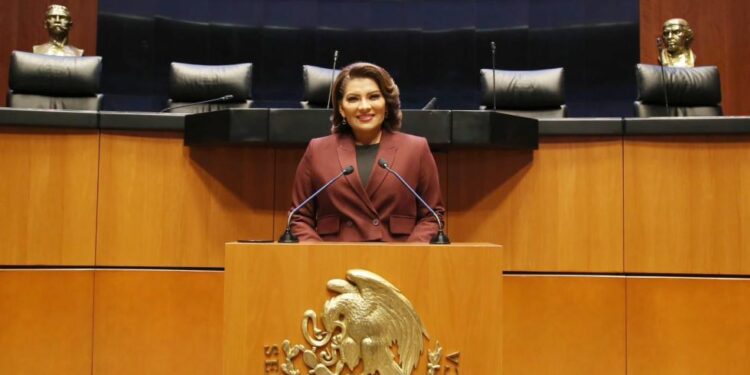 Se registra Lorenia Valles en el Senado República