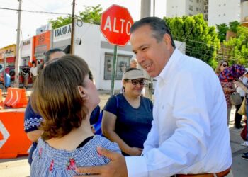 Supervisa Toño Astiazarán rehabilitación de pavimento en la calle 7