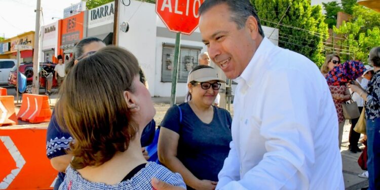 Supervisa Toño Astiazarán rehabilitación de pavimento en la calle 7