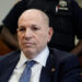 Harvey Weinstein seguirá bajo custodia en NY a la espera de un nuevo juicio por violación